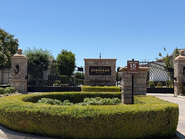Building Photo - Beautiful 2 bedroom, 2 bathroom single-fam... Rental