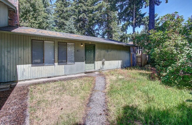 Building Photo - 2 BEDROOM, 1 BATH DUPLEX W/FENCED YARD!