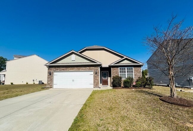 Building Photo - Bright and Spacious 3/2 Available Now!