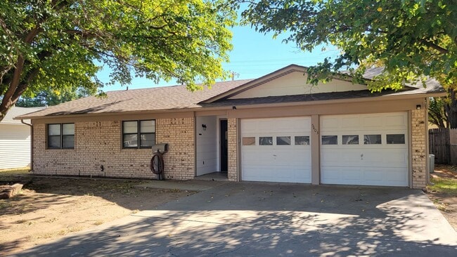 Building Photo - Leasing now! Cozy and comfortable 3/2/2 Brick Home Available for August