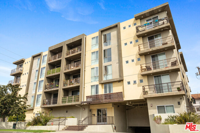 Building Photo - 1600 S Westgate Ave Unit 506 Rental