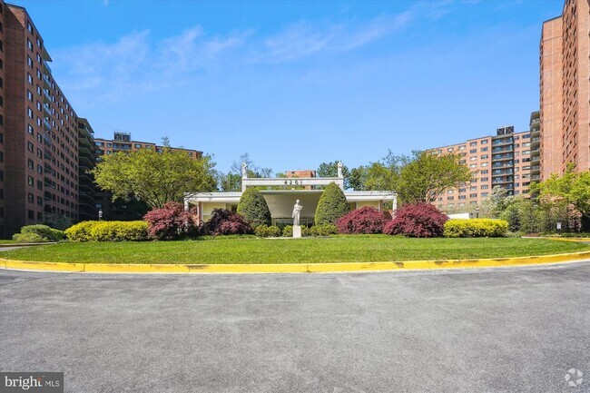 Building Photo - 4201 Cathedral Ave NW Unit 610W Rental