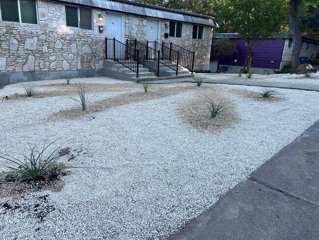 Building Photo - Spacious 3-Bedroom Duplex Gem in Trendy So...