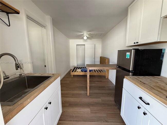 Building Photo - 1725 Hayes St Unit 4