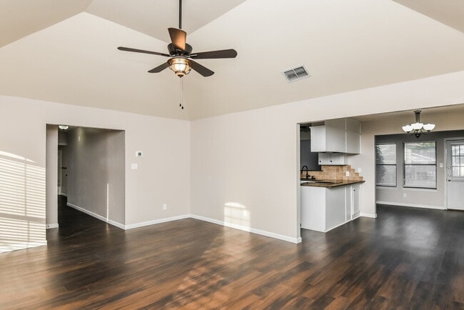 Photo - 1225 Cozby St W