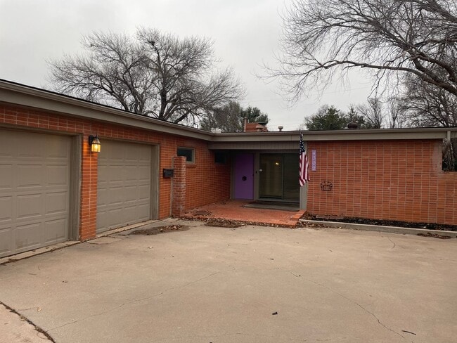 Photo - Mid-Century Modern! 3 bedroom, 2 bath, 2 car garage!