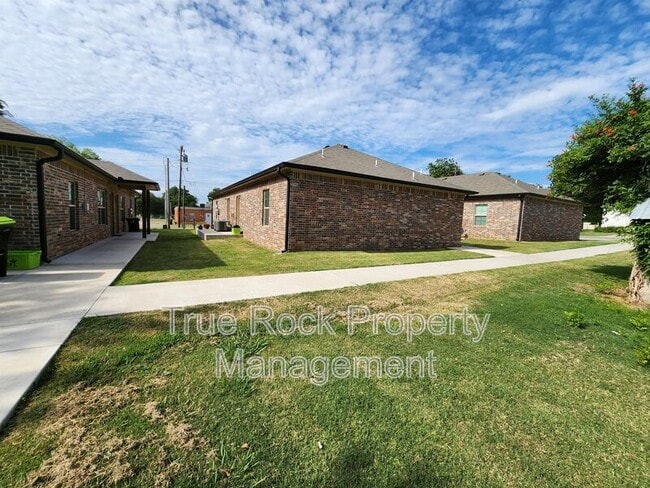 Photo - 422 E 13th St