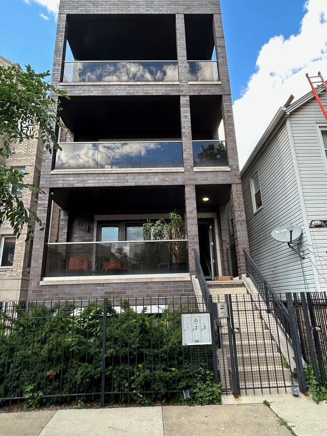 Building Photo - 1506 W Superior St Unit 1 Rental