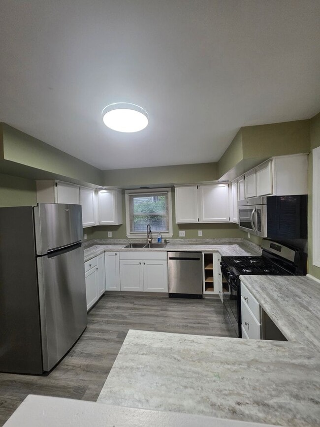 Building Photo - **Spacious 3-Bedroom, 2 -Bath Home Available!**