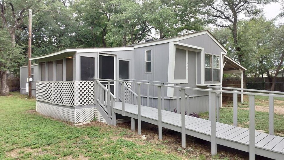 305 Woods Ln