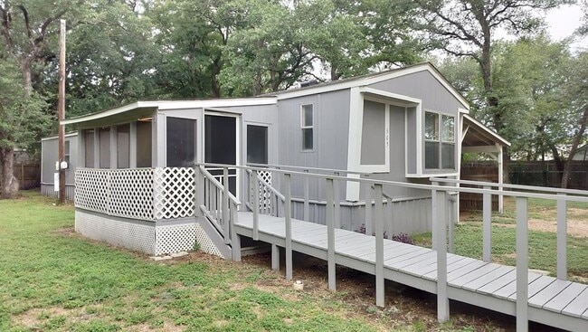 Building Photo - 305 Woods Ln