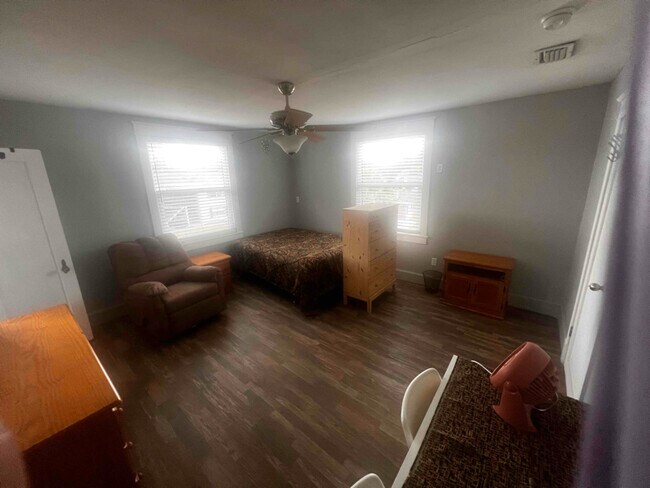 Photo - 300 Spg Gdn Ave S