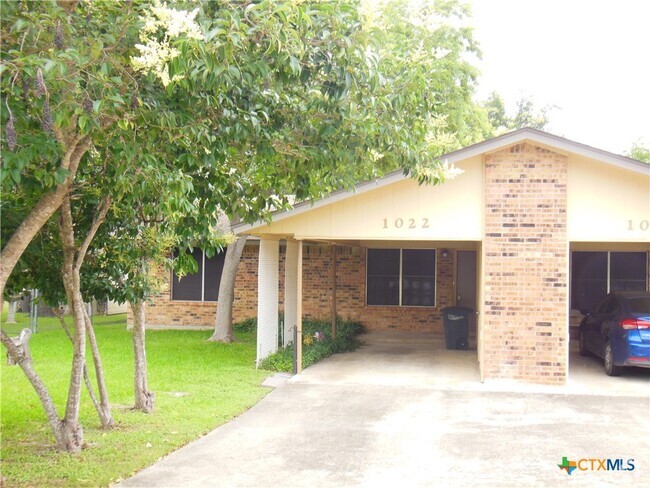 Building Photo - 1022 Clover Cir Rental