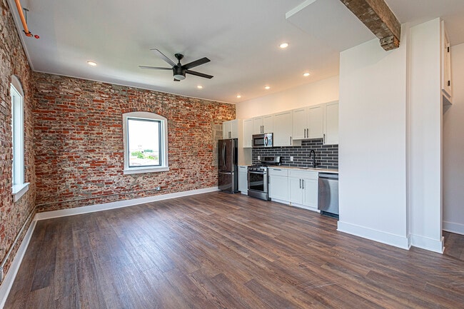 Building Photo - 1211 Bainbridge St Rental