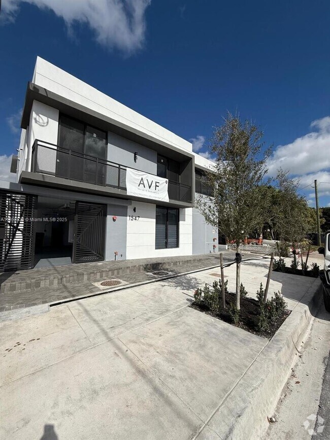 Building Photo - 1547 NW 2nd St Unit 202 Rental