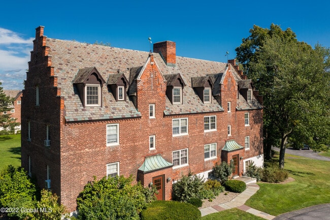 Building Photo - 195 Van Rensselaer Blvd Unit K Furnished