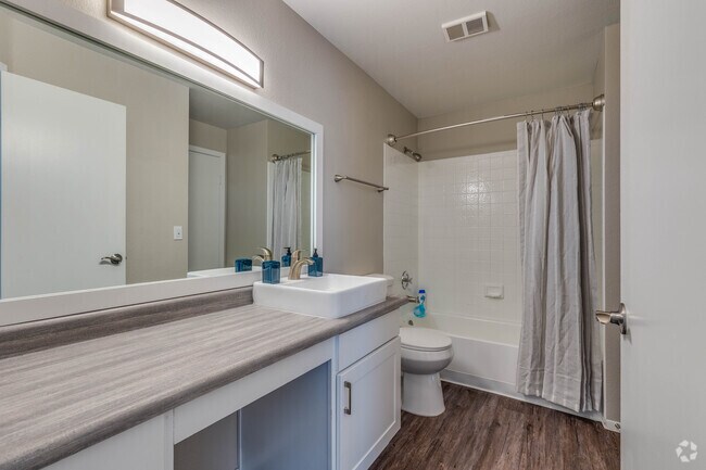 1 BR, 1 BA - 700 SF