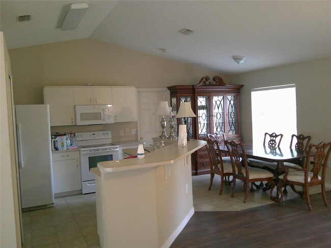 Photo - 865 Helm Ave