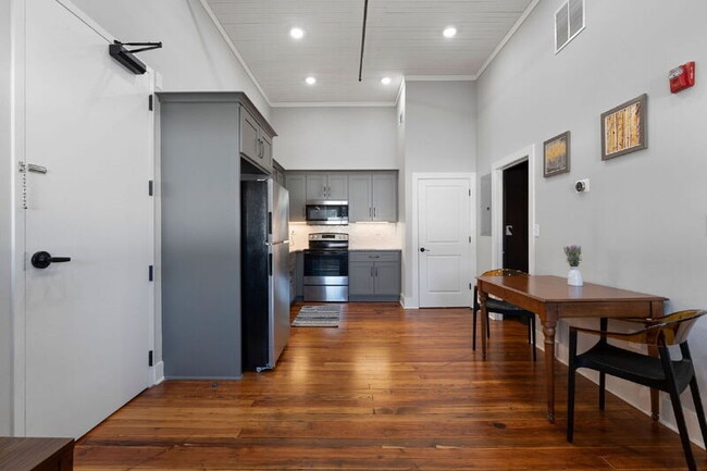 Building Photo - 10 W Main St Unit 4