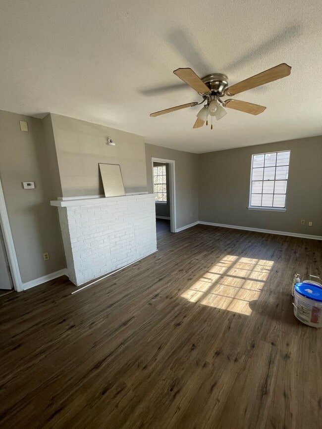 Building Photo - Newly renovated!