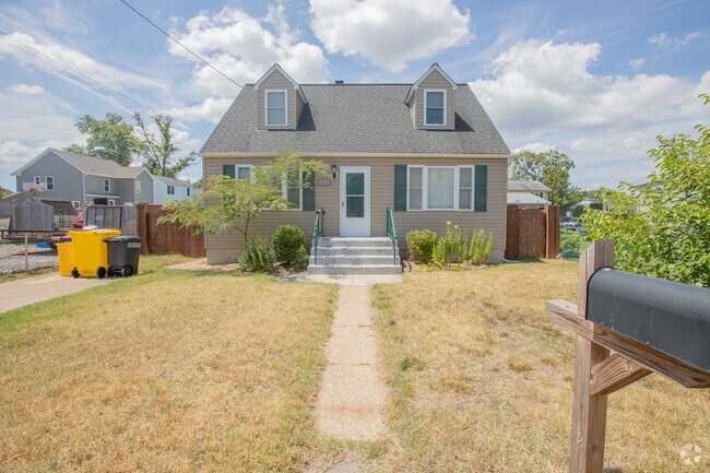 Building Photo - Charming 4 BR/2.5 BA Single-Family Home in...