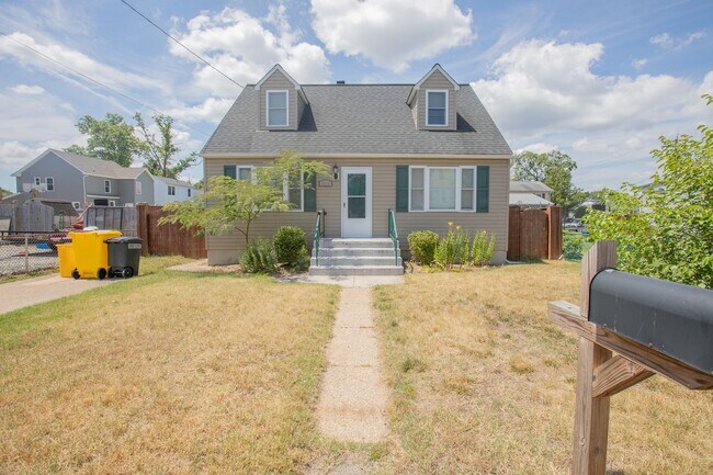 Charming 4 BR/2.5 BA Single-Family Home in... - Charming 4 BR/2.5 BA Single-Family Home in...