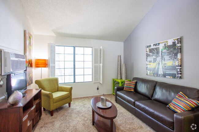 1BD, 1BA Loft - 475SF - Living Room