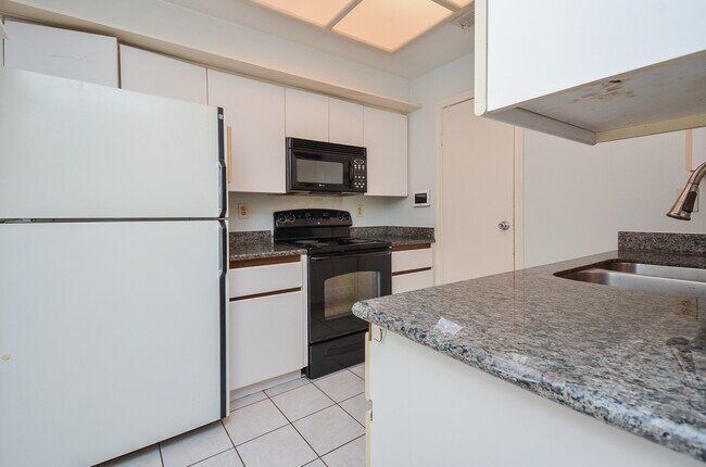 Building Photo - 7447 Cambridge St Unit 115