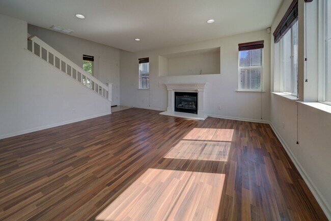 Building Photo - Beautiful 3 Bed/2.5 Bath 2- Story Home