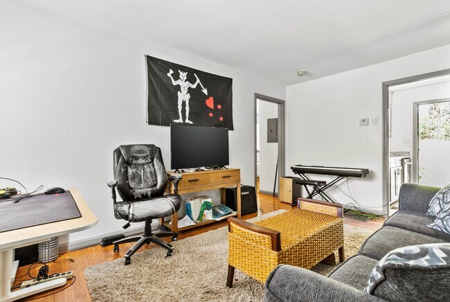 Photo - 2411 Blossom St