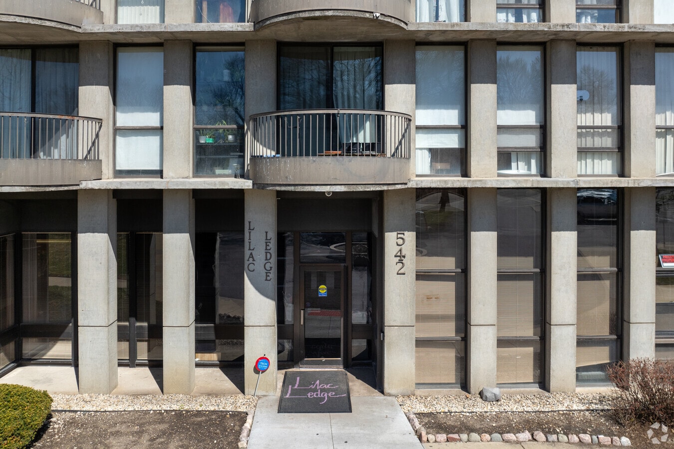 Entrada - Lilac Ledge Apartments