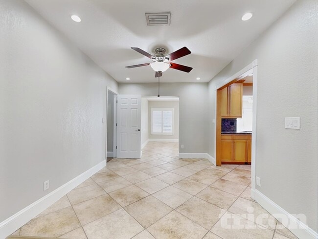 Photo - 507 Edmonton Ct