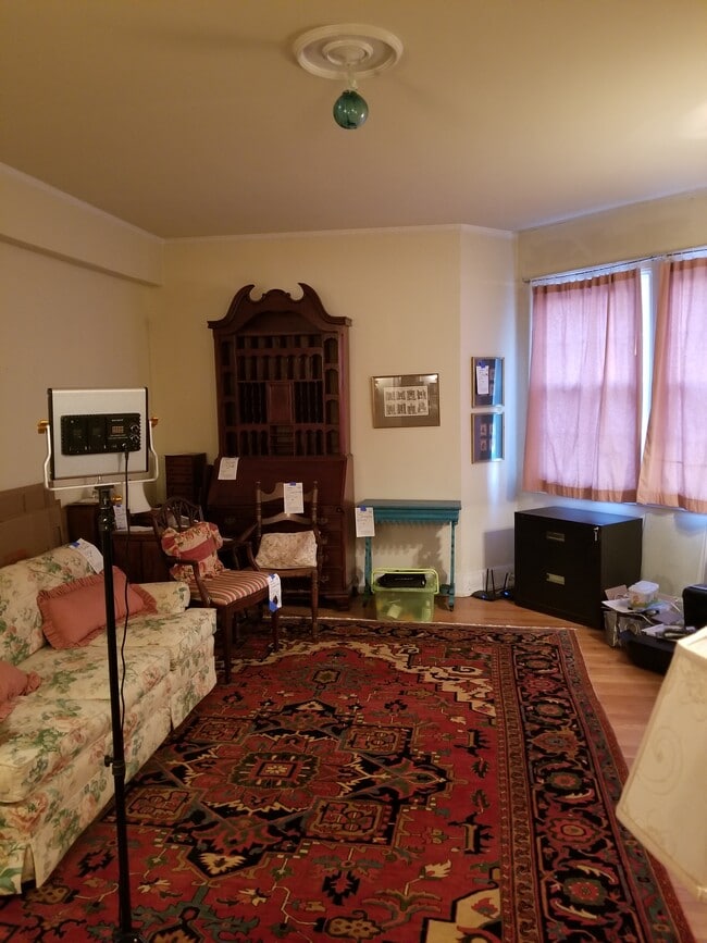 Living Room - 101 W 39th St Unit D1