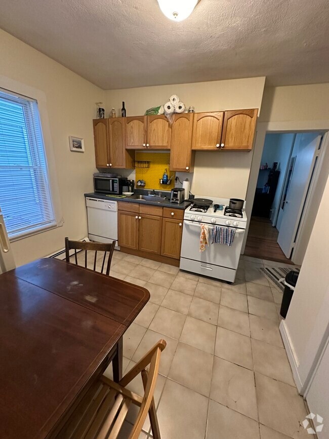 Building Photo - 5 Watson St Unit 4-1L Rental