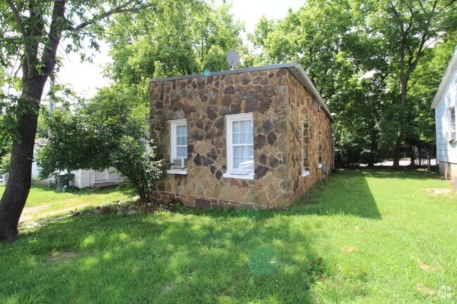 Building Photo - 611 Reagan St Rental