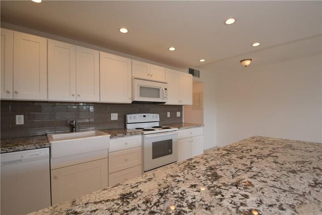 Building Photo - 2801 Victoria Way Unit J4
