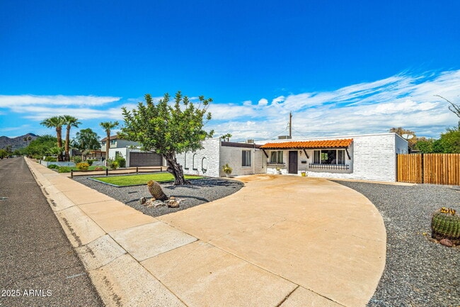 Building Photo - 8326 E Crestwood Way