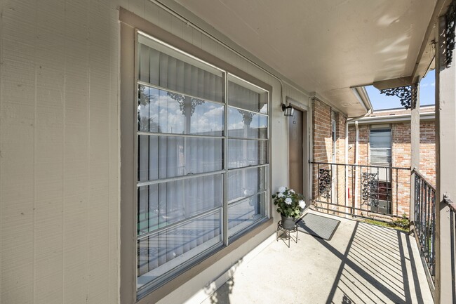 Building Photo - 9616 Long Point Rd Unit 54