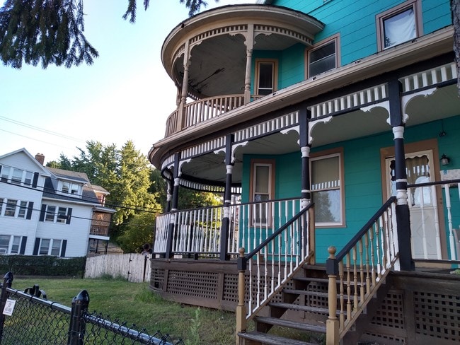 Building Photo - 261 Maple St Unit 3rd Floor