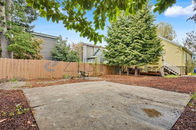 Photo - 524 NE Brazee St