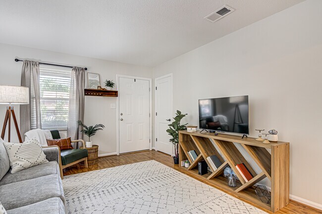 Photo - 457 James Ct