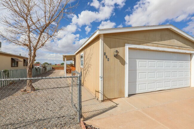 Spacious Home with Over-sized 2 Car Garage - Spacious Home with Over-sized 2 Car Garage