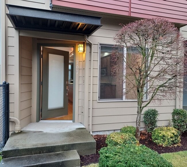 Building Photo - 2 Bed - 2 Bath Townhome in Downtown Tacoma!