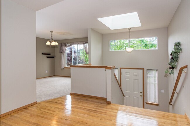 Photo - Large 5 Bed SPLIT-LEVEL Kenmore Home!