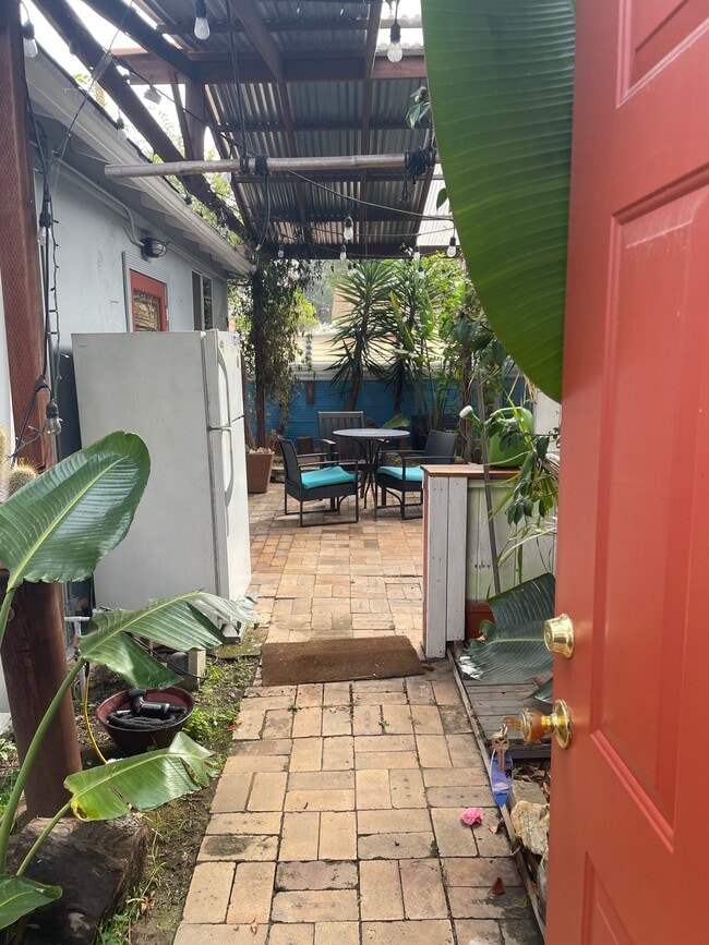 Building Photo - 3554 Colonial Ave Unit Small guesthouse