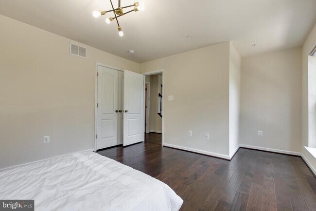 Photo - 7201 Thackley Way