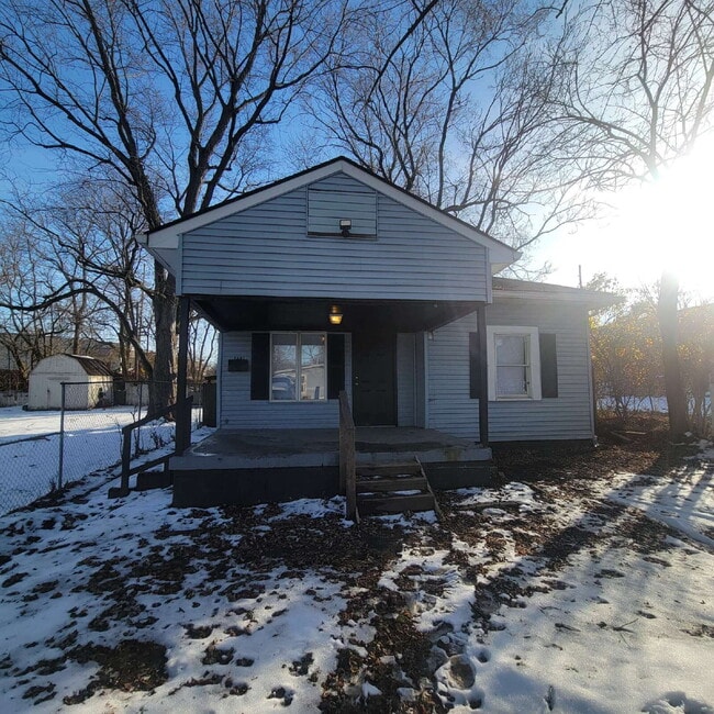 Building Photo - 3/2 with fenced-in backyard & storage shed