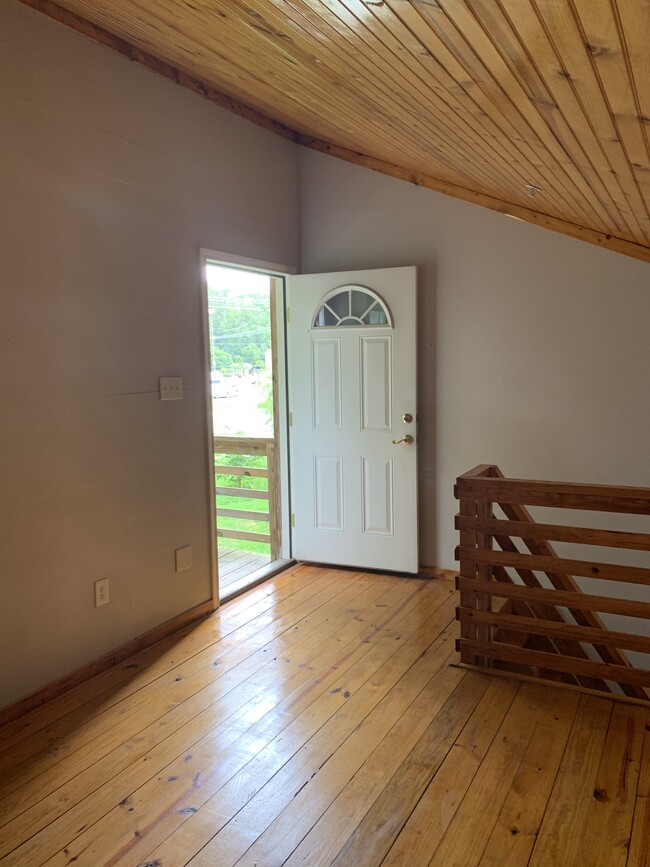 Building Photo - 1112 Cardinal St #102 Unit Lofts on Lanana