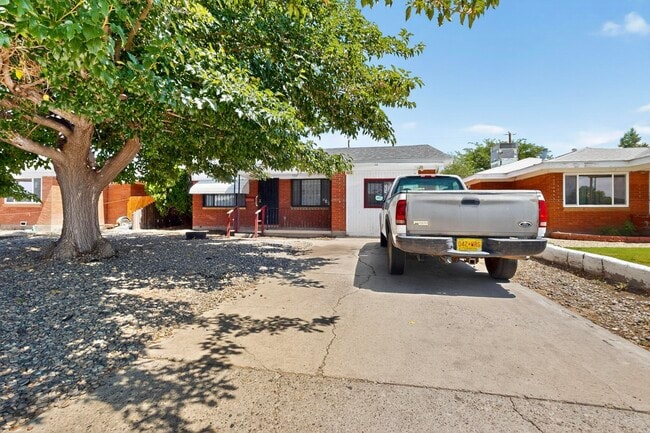 Building Photo - 1012 San Pedro Dr SE Rental