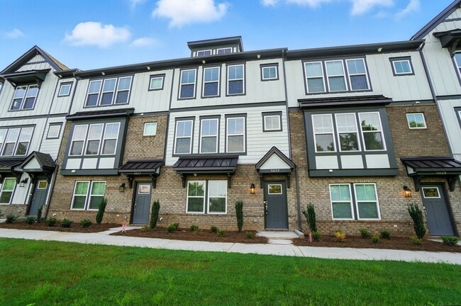 Building Photo - Brand-new three-story townhome in the Univ...
